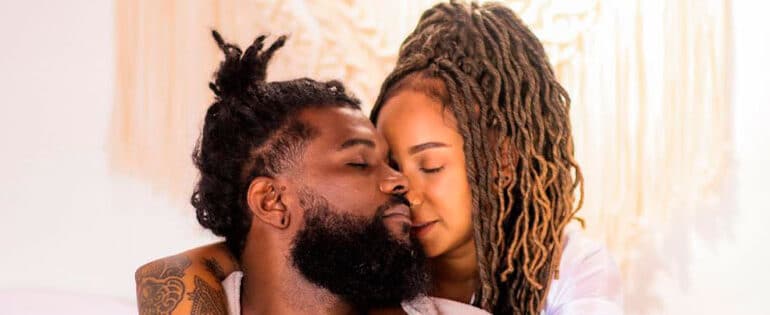 foto de um homem e uma mulher abraçados em video clipe