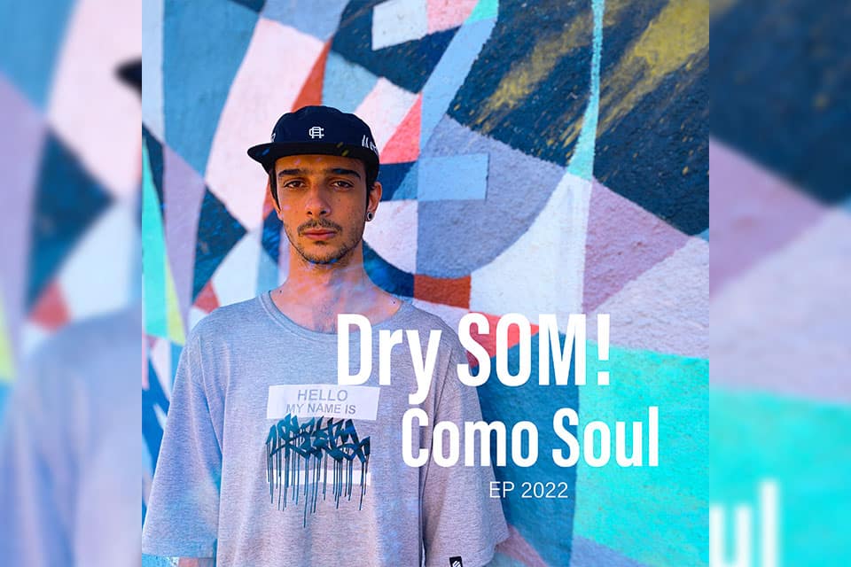 Imagem mostra a arte da capa do ep do Dry SOM!, onde ele aparece de camiseta e boné