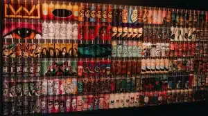 Foto mostra obra onde latas de sprays foram pintadas com temas diversos. Arcervo do Museu da Cultura Hip Hop RS