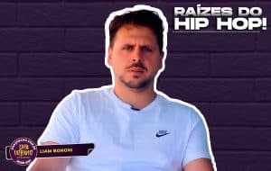Foto mostra o artista Liam Bononi olhando para a camera, de camiseta branca, ao lado a escrita Raízes do Hip Hop