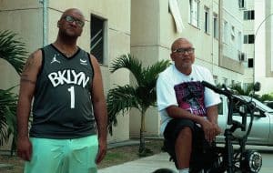 foto mostra 2 personalidades do Hip Hop capixaba, GL Preto e Jeff, membros do grupo Negritude Ativa