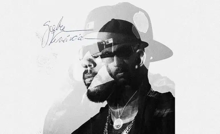 MC Canela em foto preto e branco, usando oculos escuro