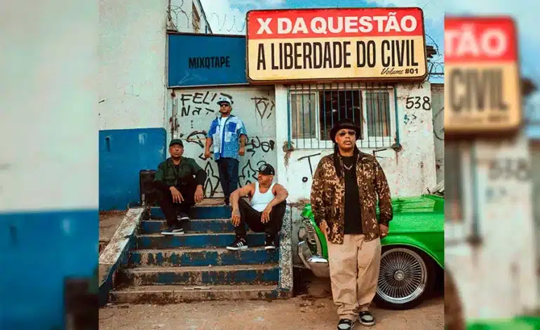 Quatro homens posam em frente a um prédio desgastado com grafites e escadas de concreto. Dois estão sentados nos degraus e dois em pé. Ao fundo, há uma placa com os dizeres “X da Questão – A Liberdade do Civil Volume #01” e um carro antigo verde estacionado à direita. O ambiente remete à cultura de rua e ao estilo urbano.